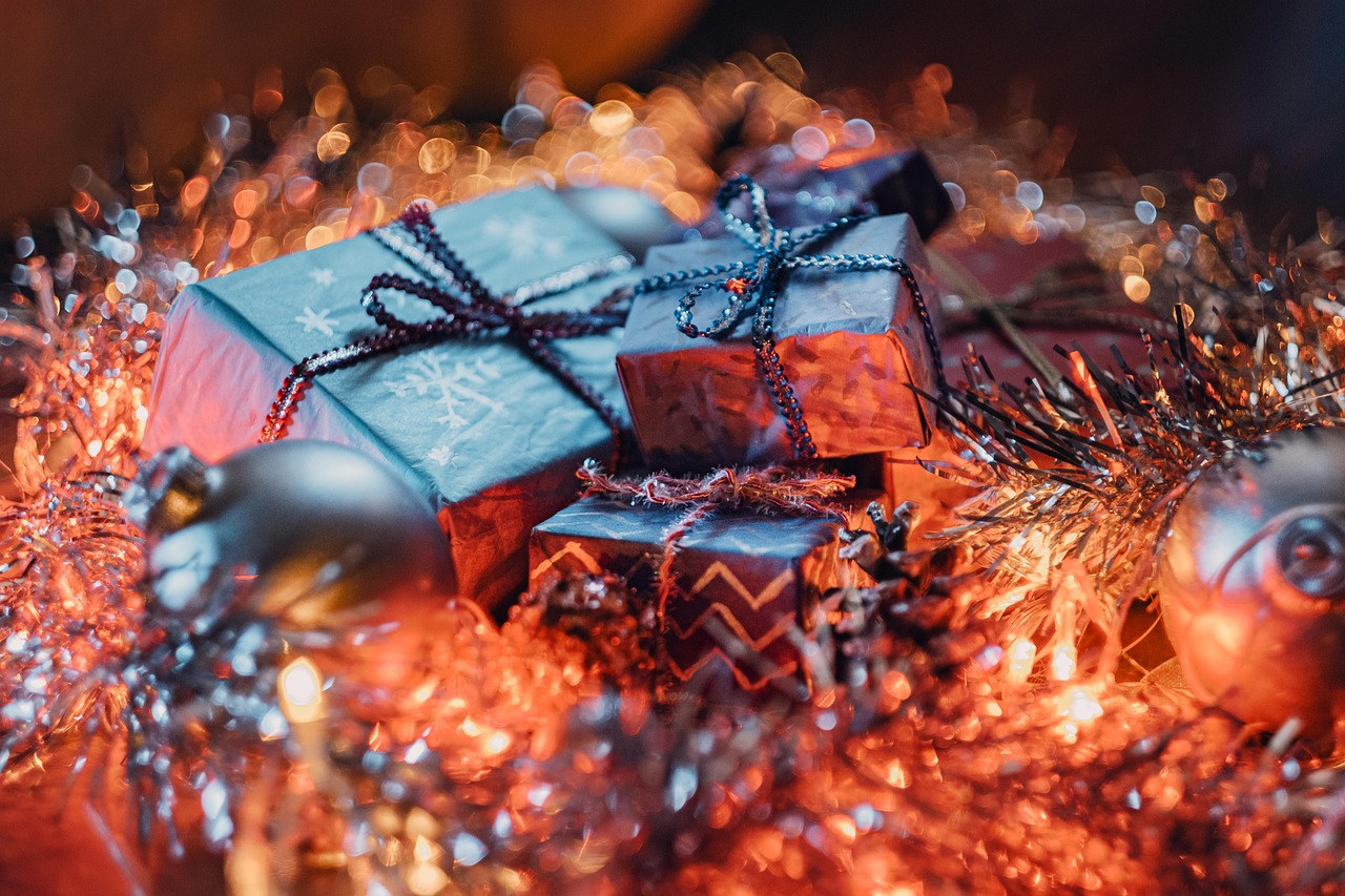 offrez un panier cadeau de noël unique et gourmand, rempli de douceurs et de surprises pour faire plaisir à vos proches pendant les fêtes. idée originale pour un présent chaleureux et raffiné.