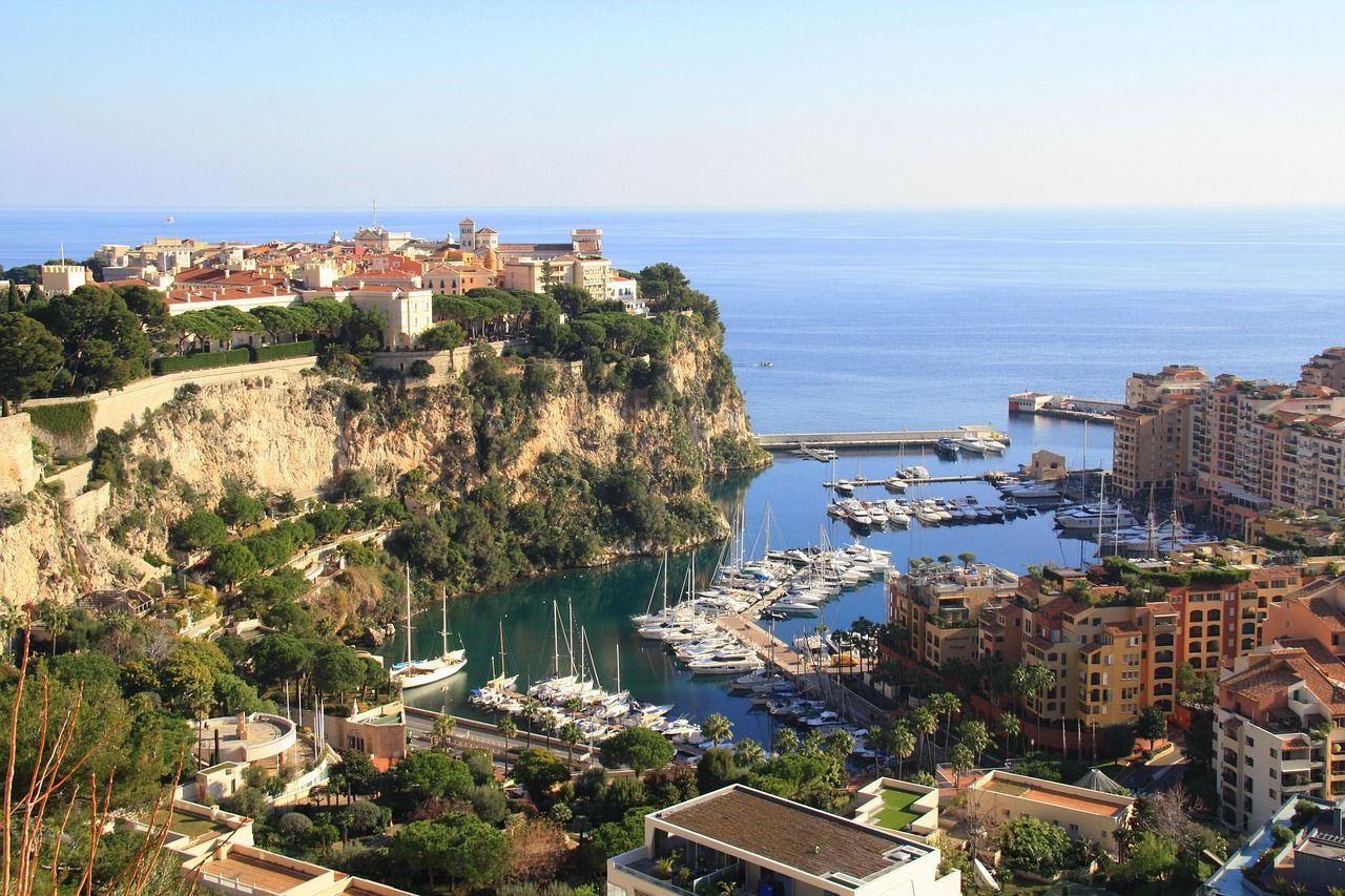 découvrez monaco, la principauté emblématique de la côte d'azur, célèbre pour son luxe, son casino légendaire, son port de plaisance et ses événements prestigieux comme le grand prix de formule 1.