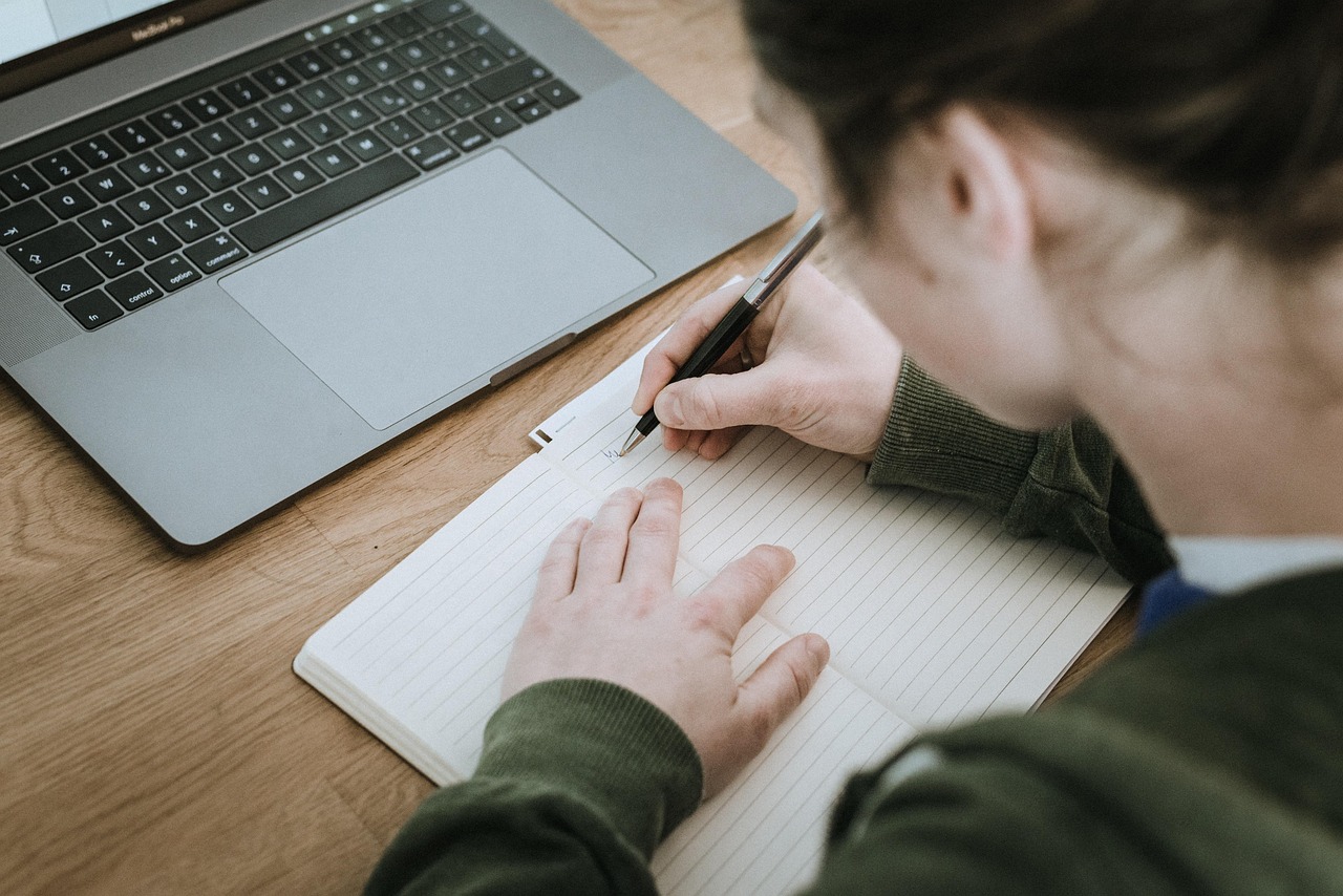Formation rédacteur web : comment acquérir les compétences essentielles en 2025 ?