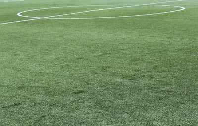 Pourquoi les terrains synthétiques s’imposent aujourd’hui comme indispensables aux clubs