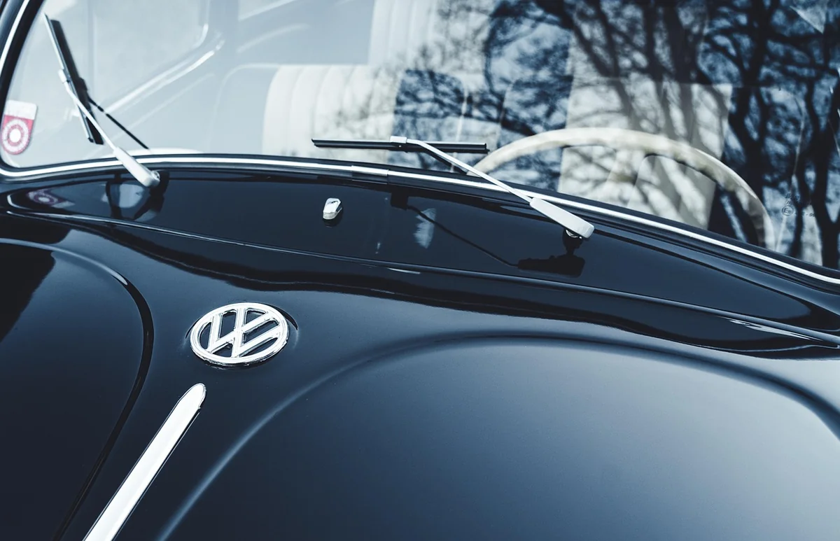 OM vs Volkswagen : le coup de génie humoristique qui ridiculise le nouveau logo marseillais !