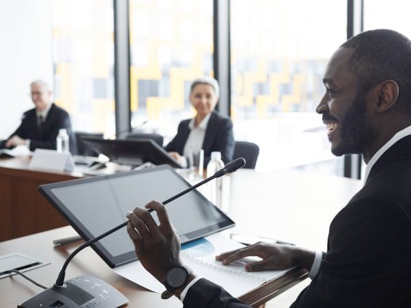 découvrez des stratégies de communication efficaces pour améliorer vos échanges professionnels et personnels. apprenez à mieux comprendre votre audience, à optimiser vos messages et à établir des relations durables grâce à des techniques éprouvées.