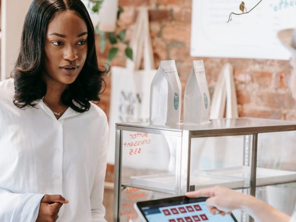 découvrez les stratégies essentielles pour améliorer l'engagement client dans votre entreprise. apprenez à créer des relations durables grâce à des interactions personnalisées et à des expériences enrichissantes. transformez vos clients en ambassadeurs de marque en optimisant chaque point de contact.