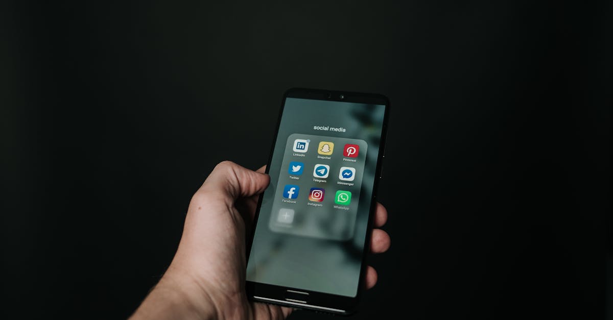 découvrez comment les médias sociaux transforment notre façon de communiquer, d'interagir et de partager des informations. explorez les meilleures pratiques pour optimiser votre présence en ligne et engagez-vous avec votre audience de manière authentique.