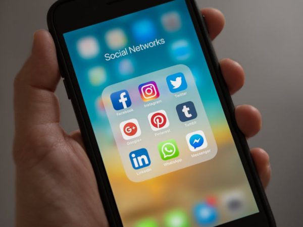 découvrez l'univers des réseaux sociaux et apprenez comment optimiser votre présence en ligne, interagir avec votre audience et développer votre marque grâce à des stratégies efficaces.