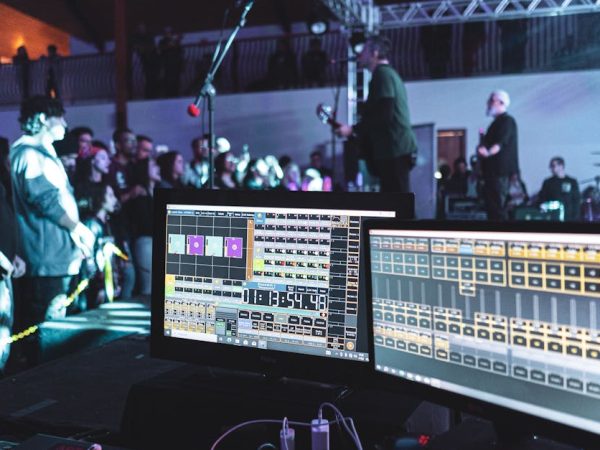 découvrez l'art du audio mixing : conseils, techniques professionnelles et astuces pour mixer vos pistes audio et obtenir un son de qualité studio.