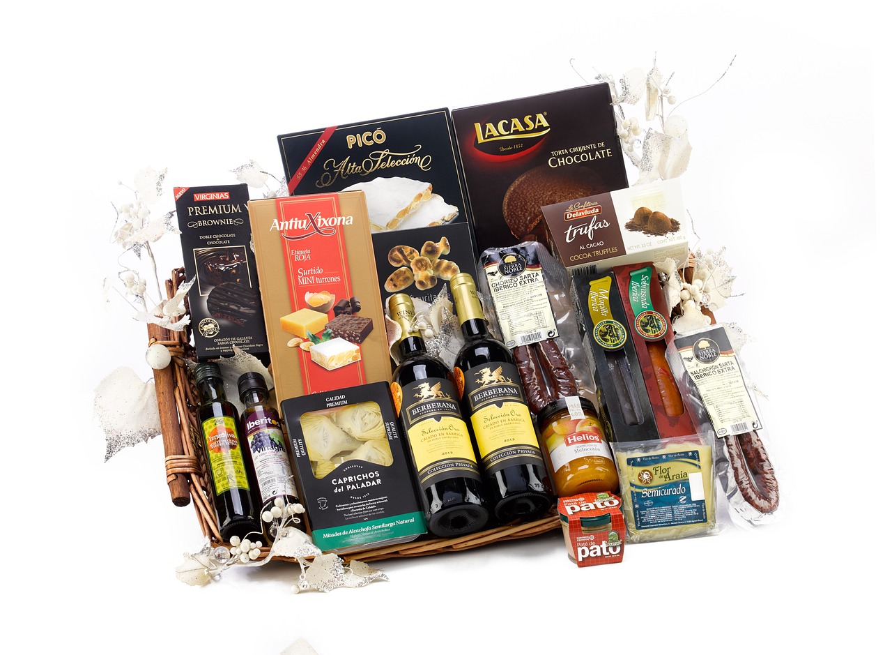 offrez un panier cadeau de noël unique et gourmand, rempli de surprises sucrées et salées. idée parfaite pour faire plaisir à vos proches durant les fêtes : livraison rapide et présentation soignée.