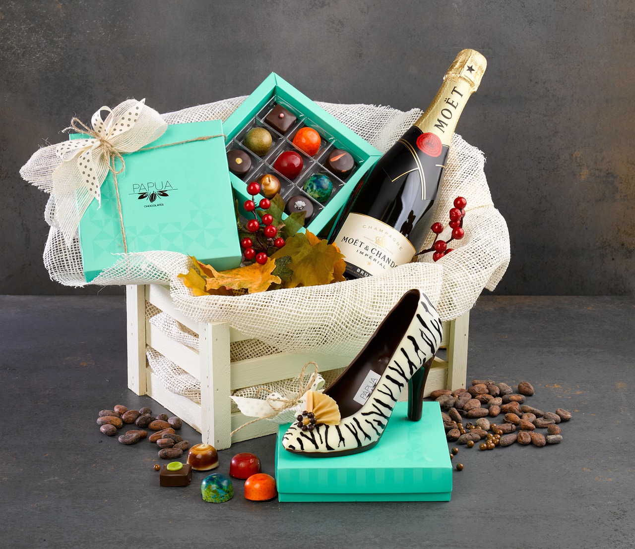 découvrez nos paniers cadeaux de noël remplis de gourmandises et de surprises festives. offrez à vos proches un cadeau unique, raffiné et prêt à être dégusté pour célébrer la magie des fêtes.