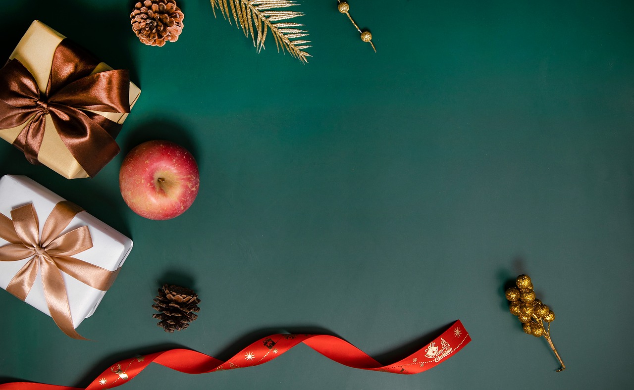 découvrez nos paniers cadeaux de noël, garnis de douceurs, gourmandises et surprises pour faire plaisir à vos proches. idéal pour offrir un cadeau original et raffiné à noël !