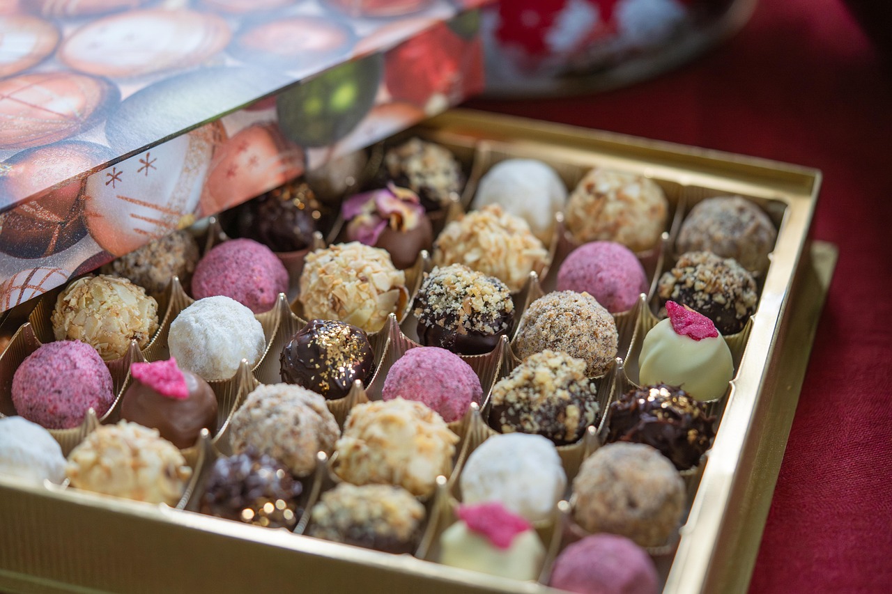 offrez un panier gourmand raffiné rempli de délices exquis : chocolats fins, biscuits artisanaux, vins, fromages et douceurs pour faire plaisir à coup sûr à toutes les occasions.