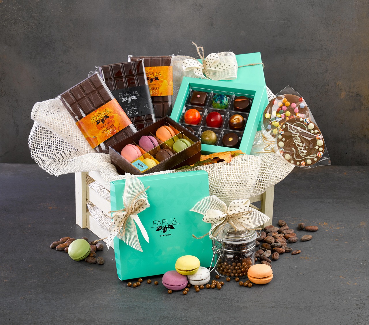 offrez un panier cadeau gourmet raffiné, rempli de délices sucrés et salés soigneusement sélectionnés. idéal pour faire plaisir à vos proches lors des grandes occasions ou simplement pour célébrer un moment spécial.