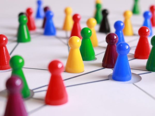 découvrez l'art du networking : stratégies, conseils et techniques pour développer votre réseau professionnel, établir des relations solides et maximiser vos opportunités de carrière.