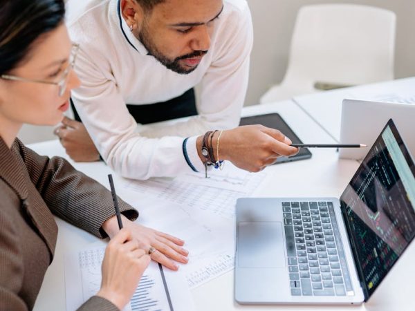 découvrez comment l'analyse prédictive transforme les données en insights exploitables. optimisez vos décisions stratégiques et anticipez les tendances du marché grâce à des méthodes avancées d'analyse de données.