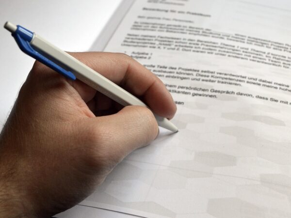 découvrez comment rédiger une motivation letter percutante et efficace, avec des conseils et exemples pour vous démarquer dans vos candidatures professionnelles ou universitaires.