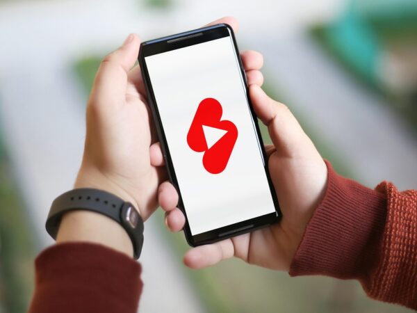 découvrez tout ce qu'il faut savoir sur la vidéo verticale : avantages, conseils de création, et son impact sur les réseaux sociaux pour booster votre visibilité en ligne.